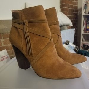 *SOLD* Report Brand New Boots